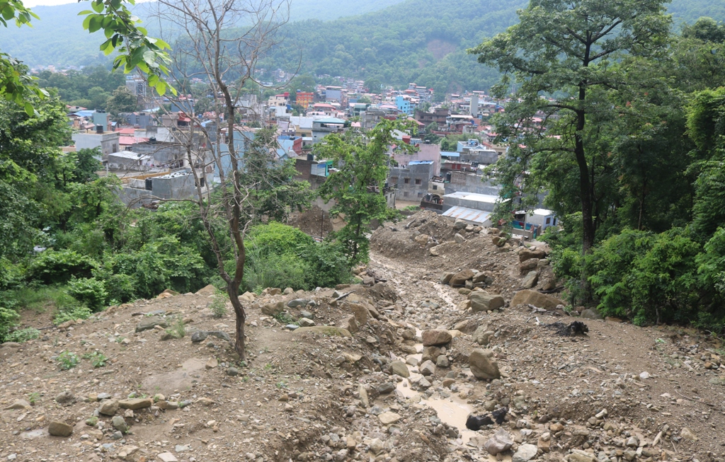 जब आकाश गर्जिन्छ, मन तर्सिन्छ